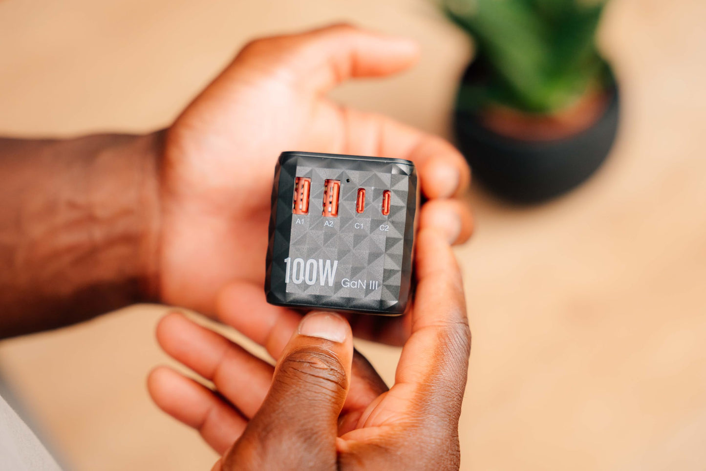 Verbatim UTA‑06 - Universeller 5-in-1 Reiseadapter mit GaN-Technologie & Schnellladefunktion