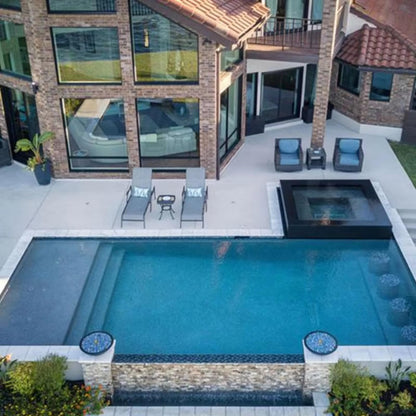 Modernes Luxus-Haus mit Swimmingpool, Whirlpool, Kunstrasen & überdachte Terrasse