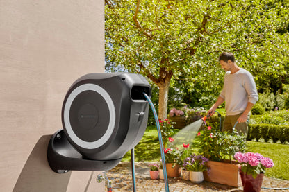 Gardena Wand-Schlauchbox RollUp M 20 m: Flexible Bewässerung für mittelgroße Gärten, schwenkbare Schlauchtrommel, mit Wandhalterung, Systemteilen und Spritze inkl. 20 m Gardena Schlauch (18612-20)