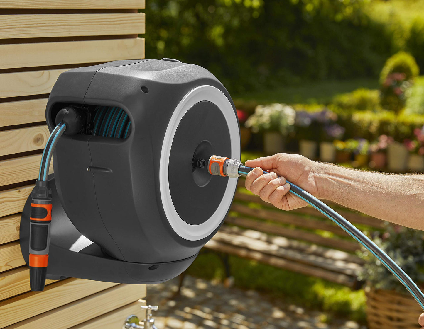Gardena Wand-Schlauchbox RollUp M 20 m: Flexible Bewässerung für mittelgroße Gärten, schwenkbare Schlauchtrommel, mit Wandhalterung, Systemteilen und Spritze inkl. 20 m Gardena Schlauch (18612-20)